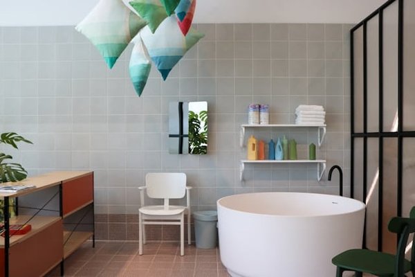 Quelle solution pour intégrer discrètement des haut-parleurs dans une salle de bains design ?